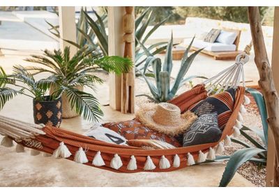 Des hamacs pour paresser avec style dans son jardin