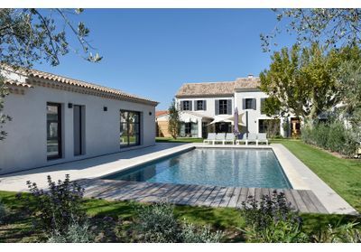 Quel revêtement choisir pour ma terrasse de piscine ?