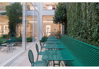 Dior dévoile son très chic mobilier d'extérieur signé Sam Baron