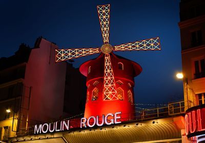 Et si vous dormiez dans le mythique moulin du Moulin Rouge ?