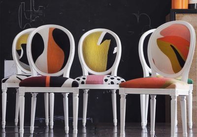 «/Polychrome et polyglotte/» : la chaise médaillon Dior par India Mahdavi
