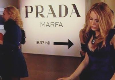 Un objet, une série : le mythique panneau Prada dans « Gossip Girl »