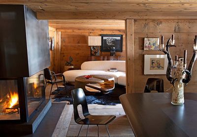 A Gstaad une vieille ferme muée en chalet au design vintage