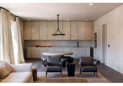 Ambiance brutaliste et neutre dans l'appartement de Kim Kardashian