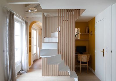 Des combles aménagés transforment un deux-pièces sans âme en duplex contemporain