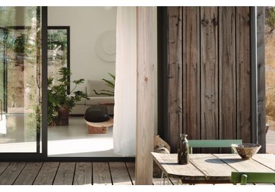 Jungle minimaliste et bois brut, visitez la maison fabriquée par le designer Ferréol Babin