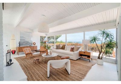 Intérieur blanc lumineux pour la villa d'Emma Stone à Malibu