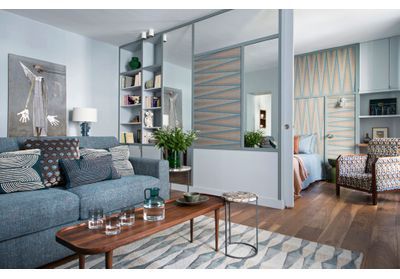 Monochrome, cet appartement parisien de 45m2 est entièrement bleu