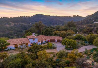 Maison de star : Renée Zellweger vend sa maison avec piscine de Californie, visite privée