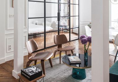 Un appartement haussmannien à l'allure contemporaine et au charme intact