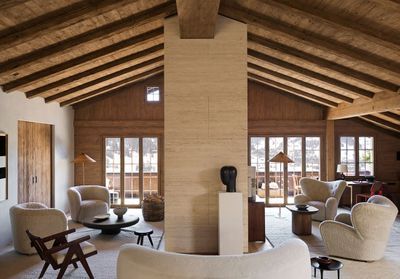 Un chalet suisse contemporain sous les toits et avec vue