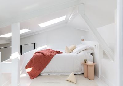 Un cocon immaculé sous les toits parisiens