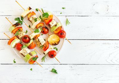 Des brochettes apéritives à grignoter tout l'été