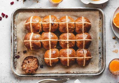 15 recettes de hot cross buns pour une table de Pâques originale