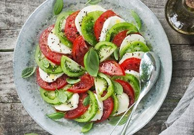 Ces idées de salades caprese ensoleilleront vos menus d'été