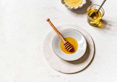 Tout savoir sur le miel : de la récolte à la cuisine