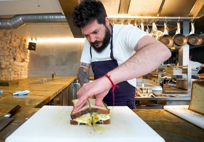 Généreux et ensoleillé : le sandwich Sofrito au mijoté de poulet et chou pickles de Dan Yosha