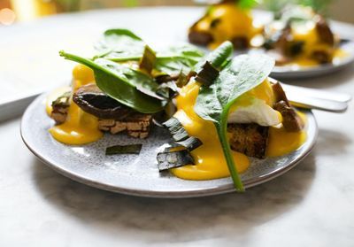 Onctueux et réconfortants : les oeufs Benedict aux chips de poireau et légumes poêlés