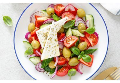 Colorée et rafraîchissante : voici la recette de l'emblématique salade grecque