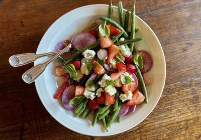 Saine et sucrée-salée, la salade de haricots verts aux fraises de Caleigh