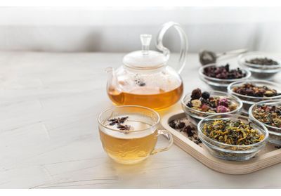 Noir, vert, blanc ou oolong : quel thé contient le plus de théine ?