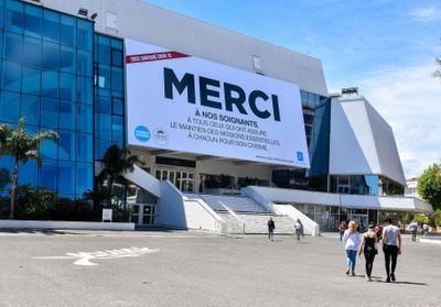 Cannes : à la place du tapis rouge, un bel hommage au personnel soignant