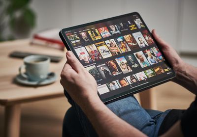 Netflix se met aux classiques du cinéma et signe un partenariat avec MK2