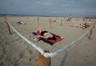 Plages dynamiques, réservations, fermetures, amendes : les plages françaises à l'heure du déconfinement