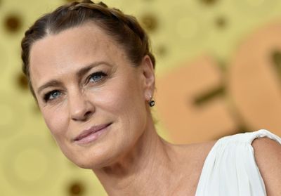 De l'auto-édition à Netflix: le jour où Robin Wright a bouleversé le destin du thriller français « Les Carnets Rouges »