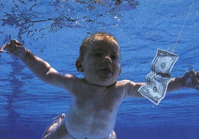 À 30 ans, le bébé de la pochette de l'album Nevermind porte plainte contre Nirvana