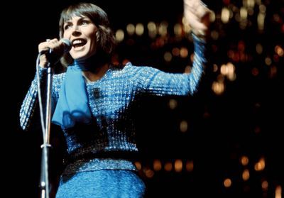 Helen Reddy : la voix de l'hymne féministe « I am woman » s'est éteinte