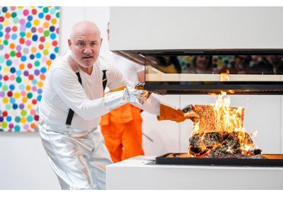 Damien Hirst : voici pourquoi l'artiste a brûlé plusieurs centaines de ses peintures