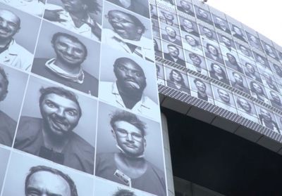 JR : l'artiste recouvre l'Opéra Bastille avec 500 portraits de soignants