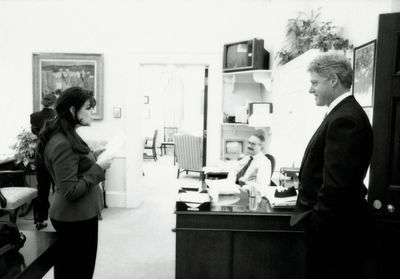 American Crime Story saison 3 : une première photo du tournage de la série sur l'affaire Monica Lewinsky