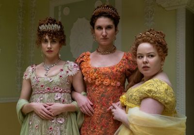 Bridgerton : un indice sur l'identité de Lady Whistledown se cache dans le premier épisode