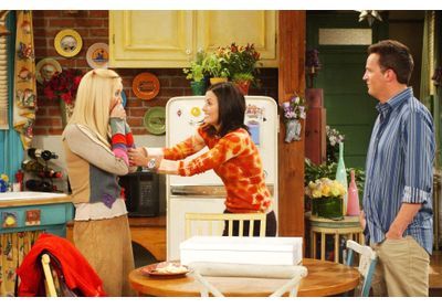Courteney Cox : l’actrice surprend les fans de « Friends » aux studios Warner Bros (et c’est très drôle)