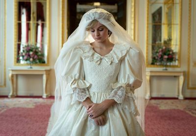 The Crown : Emma Corrin explique pourquoi le mariage de Charles et Diana n'apparaît pas dans la saison 4