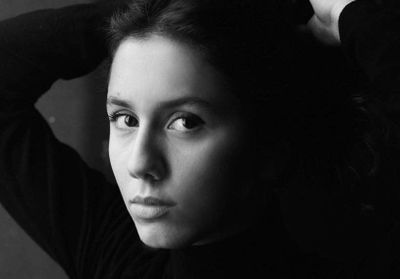 Anaïde Rozman : la comédienne qui fait rire Instagram