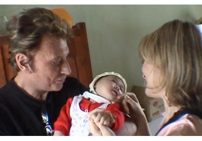 EXCLU. Johnny Hallyday : sa rencontre touchante avec sa fille Jade, à l'orphelinat, dévoilée dans un documentaire intime