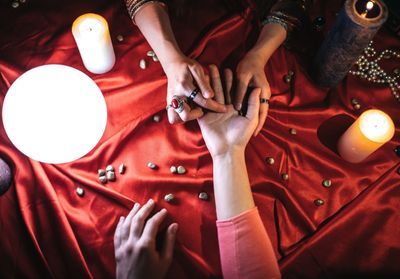 C'est mon histoire : « Ma voyante m'a fait croire au grand amour »