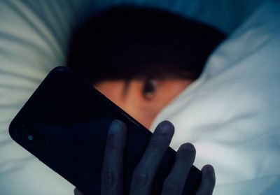 Selon une étude, on dormirait mieux grâce aux écrans/