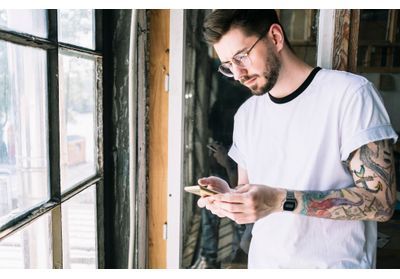 Les femmes hétéros infidèles, attirées par les hommes tatoués