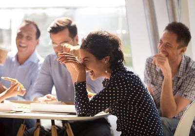 Pourquoi avoir un ami au travail booste autant notre moral ?