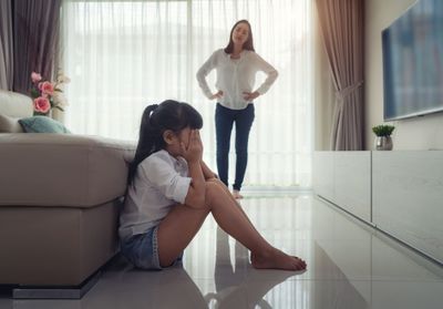 Comment reconnaître (et survivre à) un parent toxique ?