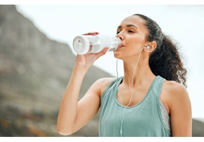 Non, vous n’avez pas besoin de boire deux litres d’eau par jour
