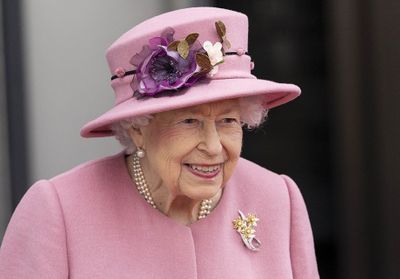 Élisabeth II : comment elle utilisait son sac à main pour faire passer des messages codés
