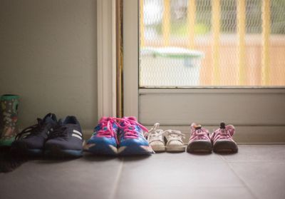 Nos chaussures peuvent-elles transmettre le coronavirus ?