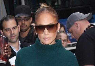Jennifer Lopez : sa jupe en jean tendance est notre obsession de la saison