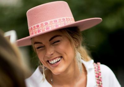 Les boucles d'oreilles pendantes font leur come-back