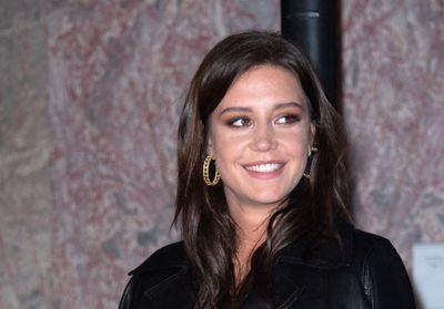 Adele Exarchopoulos : elle match avec brio la robe/baskets